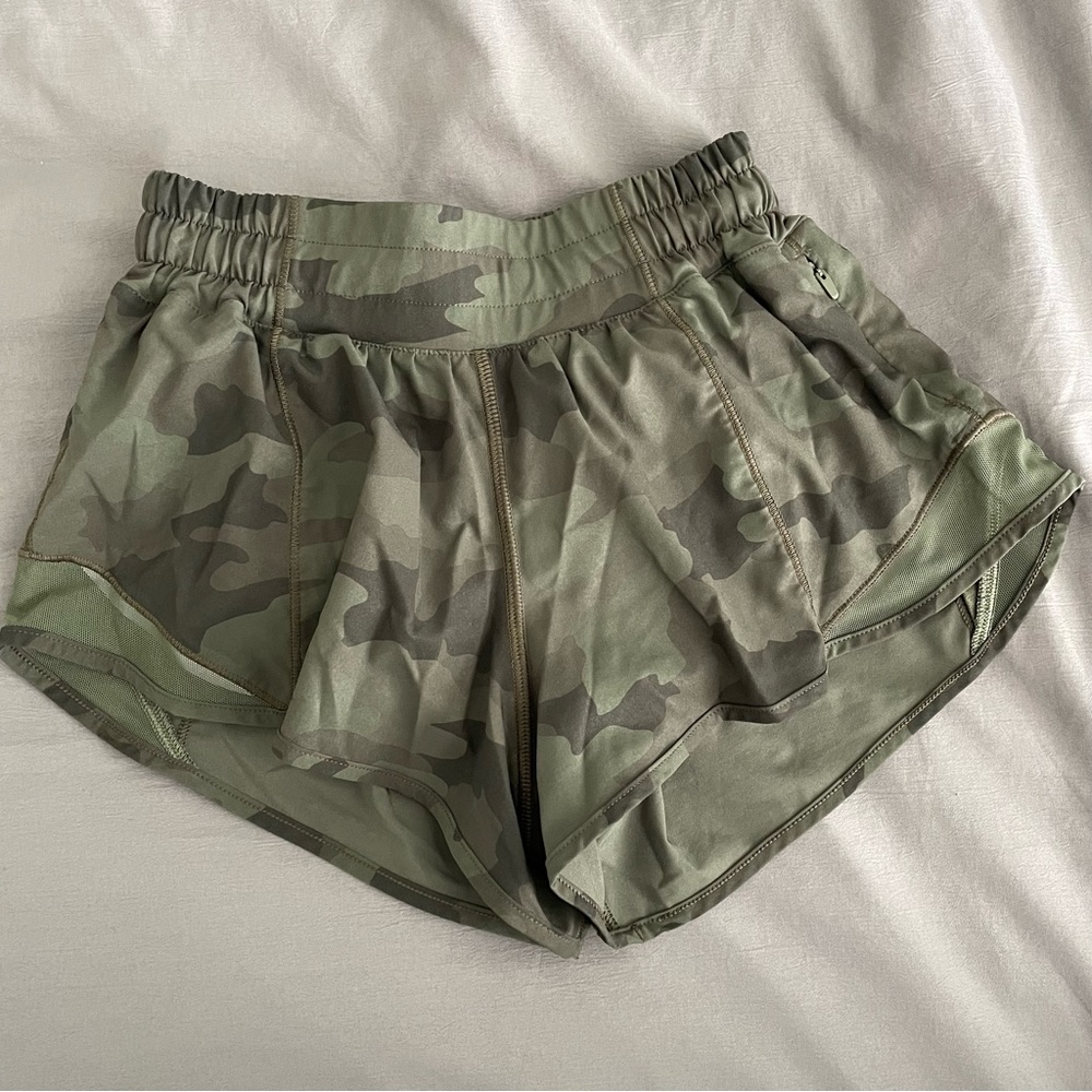 Women’s LuluLemon Hotty Hot Low-Rise Lined 2.5” short